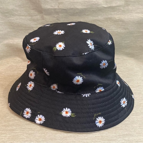 ALICE + OLIVIA Daisy Design Reversible Bucket Hat - Picture 3 of 9